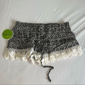 NWT floral lace trim shorts (S)